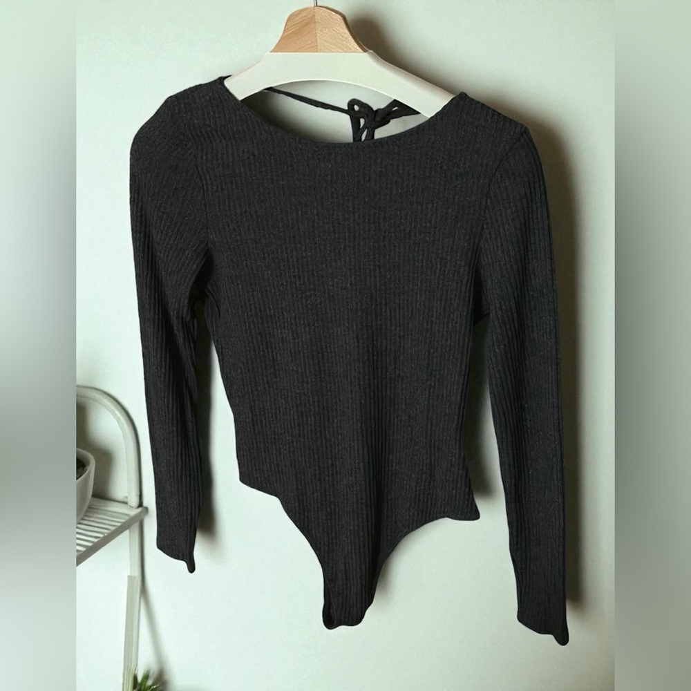 NYTT | Dark Grey Ribbed Long Sleeve Bodysuit w/ Deep Scoop Back | Sz:S | NWT 🏷️